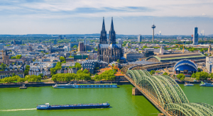 Almanya'nın ünlü Köln Katedrali ve Hohenzollern Köprüsü manzarası.