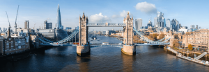 Londra'da Tower Bridge, Thames Nehri üzerinde, arkasında şehrin modern binalarıyla birlikte.